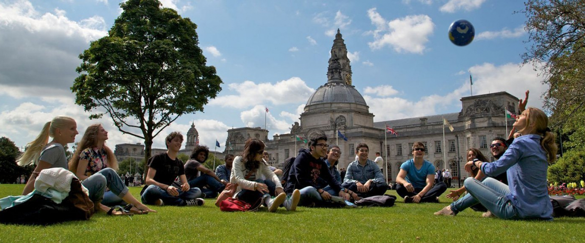 outdoor-class-of-english-students-in-cardiff